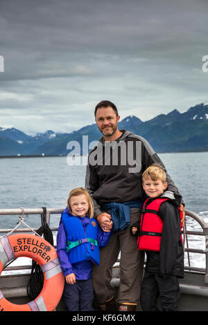 Usa, Alaska, Seward, Passagiere auf dem Boot erkunden Resurrection Bay auf dem Weg zum Gletscher holgate Stockfoto