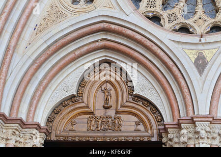 Assisi (Pg), Italien, 30. Juni 2017: berühmte Basilika St. Franziskus von Assisi (Basilika) Eucharistiefeier di San Francesco in Assisi, Umbrien - Italien Stockfoto