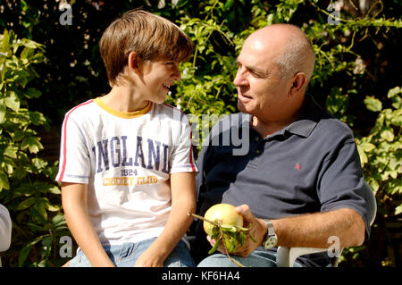 Porträt der Großvater mit seinem Enkel im Haus Garten credit © Luigi innamorati/Sintesi/alamy Stock Foto *** local Caption *** Stockfoto