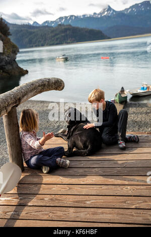 Usa, Alaska, Homer, China poot Bay, die Kachemak Bucht, spielende Kinder auf der Station an der Kachemak Bay Wilderness Lodge Stockfoto