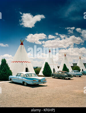 Usa, Arizona, Holbrook, klassische Autos geparkt von Tipis, Wigwam Motel Stockfoto