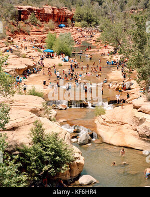 USA, Arizona, Sedona, eine Menge Leute, die im Sommer am Oak Creek Spaß haben Stockfoto