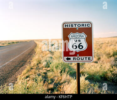 USA, Arizona, historische Route 66 und Straßenschild Stockfoto