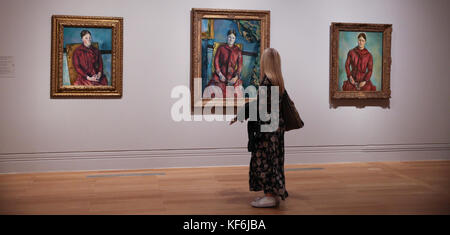 National Portrait Gallery, London. UK 25 Oct 2017 - EINE Frau schaut Cézannes Frau an, Hortense Fiquet - Madame Cézanne Selbstporträts von Paul Cézanne, gemalt in den Jahren 1885 und 1886, werden zum ersten Mal in Großbritannien in einer Ausstellung, Cézanne Portraits, in der National Portrait Gallery, London, gezeigt. 26. Oktober 2017. Die Ausstellung versammelt erstmals über fünfzig Porträts Cézannes aus Sammlungen aus aller Welt. Die Ausstellung umfasst auch eine Reihe von Werken, die zuletzt in den 1920er und 1930er Jahren in Großbritannien ausgestellt wurden. Stockfoto