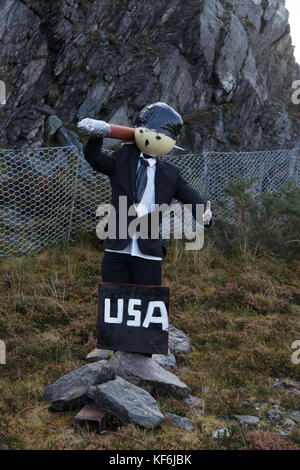 Eine Rakete - Protest gegen Donald Trump Abbildung steht entlang der a 836 Fahrbahn in der Nähe der entlegenen nördlichen schottischen Weiler swordly in Sutherland County, Scottish Highlands. 25.Oktober 2017. Stockfoto