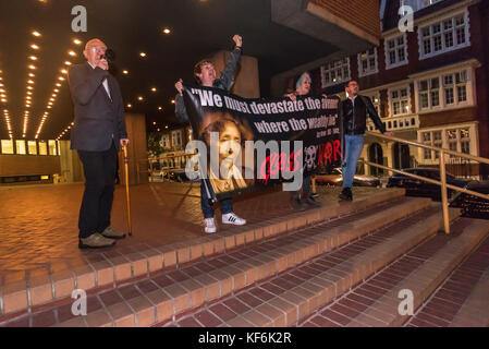 London, Großbritannien. 25 Okt, 2017. Ian Knochen spricht an der Klasse Krieg Protest auf die Schritte außerhalb des Royal Borough von Kensington und Chelsea Tagung des Rates. Sie beschlossen hatten, da dies zu protestieren war genau das 100-jährige Jubiläum der Erstürmung des Winterpalais von anarchistischen Rotgardisten zu Beginn der Russischen Revolution. Credit: Peter Marschall/Alamy leben Nachrichten Stockfoto