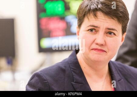 Edinburgh, Großbritannien. 25 Okt, 2017. Schottischen Konservativen ruth Davidson und Gesundheit Sprecher Meilen Briggs besuchen Sie die Universität von Edinburgh medical school Treffen mit Studenten zu gp Ausbildung und Karriere diskutieren. Der Besuch ist Teil der Schottischen Konservativen unsere Operationen Kampagne, die Berufung ist für bessere Unterstützung für gp-Services sparen. Kredit: Rich Dyson/alamy leben Nachrichten Stockfoto