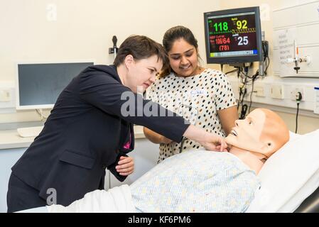 Edinburgh, Großbritannien. 25 Okt, 2017. Schottischen Konservativen ruth Davidson und Gesundheit Sprecher Meilen Briggs besuchen Sie die Universität von Edinburgh medical school Treffen mit Studenten zu gp Ausbildung und Karriere diskutieren. Der Besuch ist Teil der Schottischen Konservativen unsere Operationen Kampagne, die Berufung ist für bessere Unterstützung für gp-Services sparen. Kredit: Rich Dyson/alamy leben Nachrichten Stockfoto