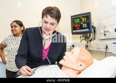 Edinburgh, Großbritannien. 25 Okt, 2017. Schottischen Konservativen ruth Davidson und Gesundheit Sprecher Meilen Briggs besuchen Sie die Universität von Edinburgh medical school Treffen mit Studenten zu gp Ausbildung und Karriere diskutieren. Der Besuch ist Teil der Schottischen Konservativen unsere Operationen Kampagne, die Berufung ist für bessere Unterstützung für gp-Services sparen. Kredit: Rich Dyson/alamy leben Nachrichten Stockfoto