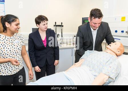 Edinburgh, Großbritannien. 25 Okt, 2017. Schottischen Konservativen ruth Davidson und Gesundheit Sprecher Meilen Briggs besuchen Sie die Universität von Edinburgh medical school Treffen mit Studenten zu gp Ausbildung und Karriere diskutieren. Der Besuch ist Teil der Schottischen Konservativen unsere Operationen Kampagne, die Berufung ist für bessere Unterstützung für gp-Services sparen. Kredit: Rich Dyson/alamy leben Nachrichten Stockfoto