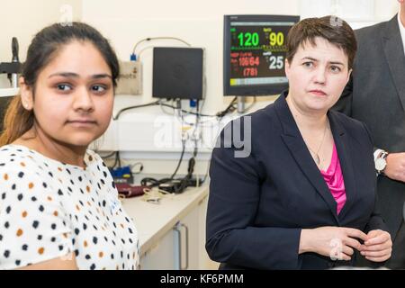 Edinburgh, Großbritannien. 25 Okt, 2017. Schottischen Konservativen ruth Davidson und Gesundheit Sprecher Meilen Briggs besuchen Sie die Universität von Edinburgh medical school Treffen mit Studenten zu gp Ausbildung und Karriere diskutieren. Der Besuch ist Teil der Schottischen Konservativen unsere Operationen Kampagne, die Berufung ist für bessere Unterstützung für gp-Services sparen. Kredit: Rich Dyson/alamy leben Nachrichten Stockfoto