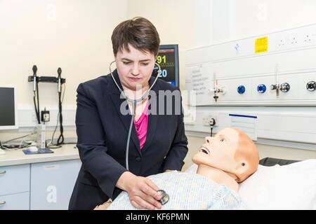 Edinburgh, Großbritannien. 25 Okt, 2017. Schottischen Konservativen ruth Davidson und Gesundheit Sprecher Meilen Briggs besuchen Sie die Universität von Edinburgh medical school Treffen mit Studenten zu gp Ausbildung und Karriere diskutieren. Der Besuch ist Teil der Schottischen Konservativen unsere Operationen Kampagne, die Berufung ist für bessere Unterstützung für gp-Services sparen. Kredit: Rich Dyson/alamy leben Nachrichten Stockfoto