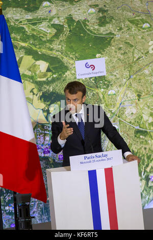 Paris, Frankreich. Oktober 2017. Der französische Präsident Emmanuel Macron hat auf der Bühne eine Rede gehalten. Der französische Präsident Emmanuel Macron besucht die Universität Paris Saclay zur Einweihung des Instituts de mathématique d'Orsay und des CentraleSupélec. Quelle: SOPA/ZUMA Wire/Alamy Live News Stockfoto