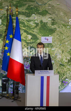 Paris, Frankreich. 25 Okt, 2017. der französische Präsident Emmanuel Längestrich eine Rede auf der Bühne gesehen. Der französische Präsident Emmanuel längestrich Besucht die Universität saclay Paris zur Eröffnung von l'Institut de Mathématique d'Orsay und centralesupélec. Credit: Sopa/zuma Draht/alamy leben Nachrichten Stockfoto