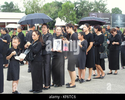 Chiang Rai, Thailand. 26 Okt, 2017 Menschen, darunter viele aus den vielen Stämmen, die rund um die nördliche Stadt Chiang Rai leben, kommen in die Stadt, um ihren Respekt zu der König von Thailand in einer Replik Zeremonie zu Zahlen mit dem Staatsbegräbnis in Bangkok für den verstorbenen König von Thailand, die heute eingeäschert wurde gehalten, übereinzustimmen, anderen Fotos des verstorbenen Königs, während in der langen Warteschlangen, gebildet, um die Altar @ Paul quezada - Neiman/alamy live news Credit: Paul quezada - Neiman/alamy Leben Nachrichten reach gewartet Stockfoto