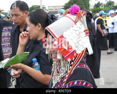 Chiang Rai, Thailand. 26 Okt, 2017 Menschen, darunter viele aus den vielen Stämmen, die rund um die nördliche Stadt Chiang Rai leben, kommen in die Stadt, um ihren Respekt zu der König von Thailand in einer Replik Zeremonie zu Zahlen mit dem Staatsbegräbnis in Bangkok für den verstorbenen König von Thailand, die heute eingeäschert wurde gehalten, übereinzustimmen, anderen Fotos des verstorbenen Königs, während in der langen Warteschlangen, gebildet, um die Altar @ Paul quezada - Neiman/alamy live news Credit: Paul quezada - Neiman/alamy Leben Nachrichten reach gewartet Stockfoto