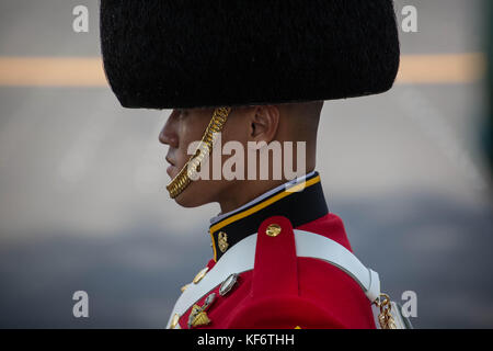 Bangkok, Thailand. Oktober 2017. Ein Soldat der Royal Army wird während der Beerdigungszeremonie gesehen. Thailands verstorbener König Bhumibol Adulyadej war der am 13. Oktober 2016 im Siriraj Hospital in Bangkok verstorbene Monarch. Quelle: ZUMA Press, Inc./Alamy Live News Stockfoto