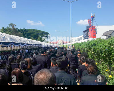 Tambon Nai Mueang, Thailand. 26 Okt, 2017. trauernde Blumen als Zeichen des Respekts gegenüber Ende der thailändische König Bhumibol Adulyadej in buriram Rathaus legen. Credit: chalermwut comemuang/alamy leben Nachrichten Stockfoto