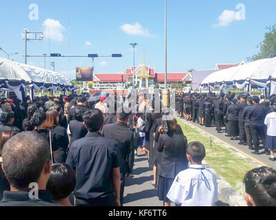 Tambon Nai Mueang, Thailand. 26 Okt, 2017. trauernde Blumen als Zeichen des Respekts gegenüber Ende der thailändische König Bhumibol Adulyadej in buriram Rathaus legen. Credit: chalermwut comemuang/alamy leben Nachrichten Stockfoto