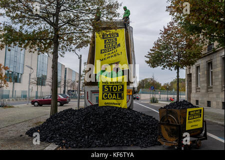 Berlin, Deutschland. Oktober 2017. Greenpeace-Aktivisten werden während einer Demonstration gesehen, wie sie einen LKW voller Kohle entladen haben. Greenpeace-Aktivisten haben vor dem Kanzleramt in Berlin 10 Tonnen Kohle abgeladen. Mit der Aktion wollen sie ihre Nachfrage nach einem schnellen Kohleabgang ausleihen. Die künftige Klima- und Energiepolitik steht im Mittelpunkt der Sondierungsgespräche der Union, der FDP in Berlin in Jamaika. Quelle: Markus Heine/SOPA/ZUMA Wire/Alamy Live News Stockfoto
