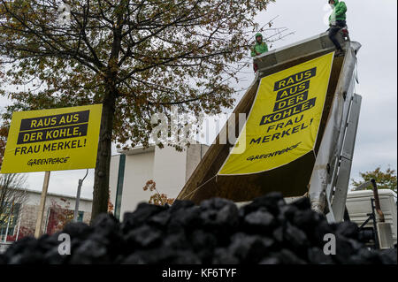 Berlin, Deutschland. Oktober 2017. Greenpeace-Aktivisten werden während einer Demonstration gesehen, wie sie einen LKW voller Kohle entladen haben. Greenpeace-Aktivisten haben vor dem Kanzleramt in Berlin 10 Tonnen Kohle abgeladen. Mit der Aktion wollen sie ihre Nachfrage nach einem schnellen Kohleabgang ausleihen. Die künftige Klima- und Energiepolitik steht im Mittelpunkt der Sondierungsgespräche der Union, der FDP in Berlin in Jamaika. Quelle: Markus Heine/SOPA/ZUMA Wire/Alamy Live News Stockfoto
