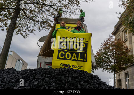 Berlin, Deutschland. Oktober 2017. Greenpeace-Aktivisten werden während einer Demonstration gesehen, wie sie einen LKW voller Kohle entladen haben. Greenpeace-Aktivisten haben vor dem Kanzleramt in Berlin 10 Tonnen Kohle abgeladen. Mit der Aktion wollen sie ihre Nachfrage nach einem schnellen Kohleabgang ausleihen. Die künftige Klima- und Energiepolitik steht im Mittelpunkt der Sondierungsgespräche der Union, der FDP in Berlin in Jamaika. Quelle: Markus Heine/SOPA/ZUMA Wire/Alamy Live News Stockfoto