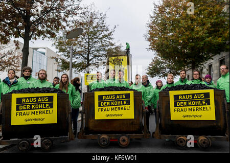 Berlin, Deutschland. 26 Okt, 2017. Greenpeace Aktivisten dargestellt mit mehreren Wagen voller Kohle während einer Demonstration sind. Greenpeace Aktivisten entladen 10 Tonnen Kohle vor dem Kanzleramt in Berlin haben. Mit der Aktion, sie wollen ihre Forderung für eine schnelle Kohle Ausstieg zu verleihen. Die künftige Klima- und Energiepolitik steht im Mittelpunkt der Jamaika Sondierungsgespräche von Union und FDP in Berlin. Quelle: heine Markus/Sopa/zuma Draht/alamy leben Nachrichten Stockfoto