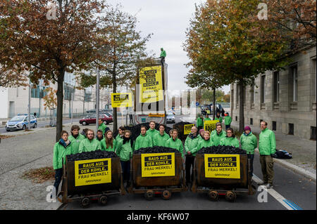 Berlin, Deutschland. 26 Okt, 2017. Greenpeace Aktivisten dargestellt mit mehreren Wagen voller Kohle während einer Demonstration sind. Greenpeace Aktivisten entladen 10 Tonnen Kohle vor dem Kanzleramt in Berlin haben. Mit der Aktion, sie wollen ihre Forderung für eine schnelle Kohle Ausstieg zu verleihen. Die künftige Klima- und Energiepolitik steht im Mittelpunkt der Jamaika Sondierungsgespräche von Union und FDP in Berlin. Quelle: heine Markus/Sopa/zuma Draht/alamy leben Nachrichten Stockfoto
