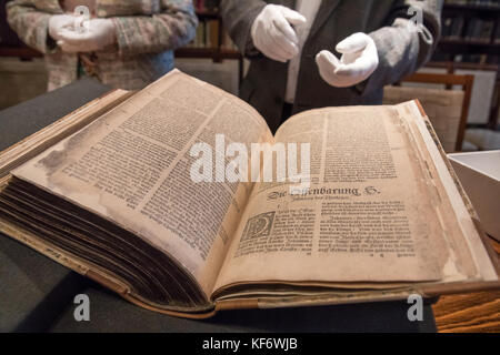 Erfurt, Deutschland. Oktober 2017. Eine restaurierte, fast 500 Jahre alte Lutherbibel im Augustinerkloster in Erfurt, 26. Oktober 2017. Die Bibel wurde 1540 von Hans Lufft gedruckt. Sie wurde mit Mitteln der thüringischen Landeskanzlei und einer Bibliothekstiftung restauriert. Quelle: Arifoto UG/Michael Reichel/dpa-Zentralbild/dpa/Alamy Live News Stockfoto