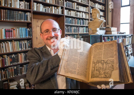 Erfurt, Deutschland. Oktober 2017. Bibliotheksdirektor Michael Ludscheidt hält am 26. Oktober 2017 eine restaurierte, fast 500 Jahre alte Lutherbibel im Augustinerkloster in Erfurt. Die Bibel wurde 1540 von Hans Lufft gedruckt. Sie wurde mit Mitteln der thüringischen Landeskanzlei und einer Bibliothekstiftung restauriert. Quelle: Arifoto UG/Michael Reichel/dpa-Zentralbild/dpa/Alamy Live News Stockfoto