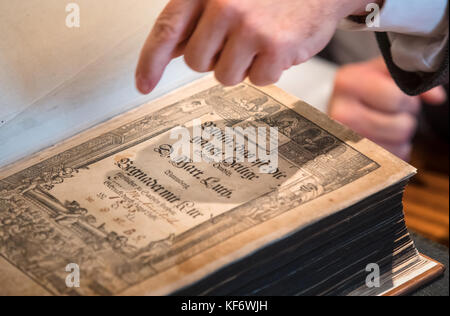 Erfurt, Deutschland. Oktober 2017. Eine restaurierte, fast 500 Jahre alte Lutherbibel im Augustinerkloster in Erfurt, 26. Oktober 2017. Die Bibel wurde 1540 von Hans Lufft gedruckt. Sie wurde mit Mitteln der thüringischen Landeskanzlei und einer Bibliothekstiftung restauriert. Quelle: Arifoto UG/Michael Reichel/dpa-Zentralbild/dpa/Alamy Live News Stockfoto