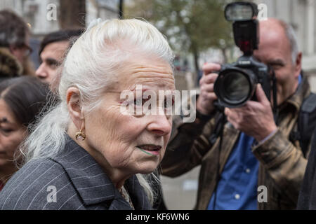 London, Großbritannien. 26 Okt, 2017. 9-jährige Oliver Simpson mit Mode Designerin Vivienne Westwood und Joseph Corré außerhalb der Downing Street, wie sie sich vorbereiten, einen Brief an Nr. 10 zu präsentieren. Oliver schrieb Premierminister Theresa May äußert Bedenken über Fracking und plant eine Shale Gas gut zu bohren, in der Nähe von ihren Häusern in Woodsetts, South Yorkshire. Credit: Guy Corbishley/Alamy leben Nachrichten Stockfoto