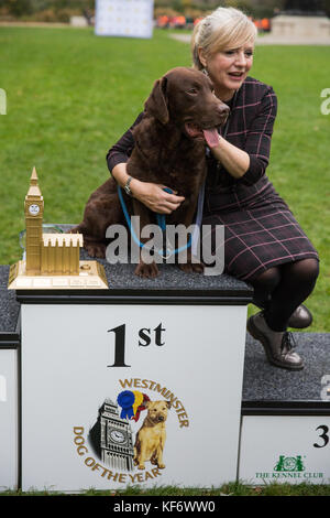 London, Großbritannien. 26. Oktober 2017. Tracy brabin, Labour mp für batley und Spen, sitzt mit ihrem 7-jährigen Labrador Rocky in Victoria Tower Gardens, nachdem er den ersten Preis in der westminster Hund des Jahres vom Kennel Club und Hunde Trust organisiert. Credit: Mark kerrison/alamy leben Nachrichten Stockfoto