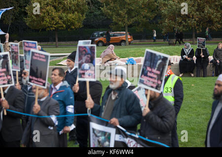 Edinburgh, Schottland, 26. Oktober 2017. Mitglieder der öffentlichkeit sammeln außerhalb des schottischen Parlaments in Edinburgh zu protestieren, der Grausamkeit und Brutalität der indischen Armee. Pako Mera/Alamy Leben Nachrichten. Stockfoto