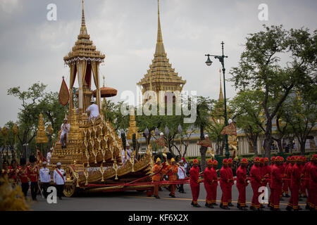 Bangkok, Thailand. Oktober 2017. Die königlichen Wachen tragen die Königliche Urne von Thailands verstorbenem König Bhumibol Adulyadej während einer königlichen Einäscherungsprozession im Großen Palast in Bangkok, Thailand. Guillaume Payen/SOPA/ZUMA Wire/Alamy Live News Stockfoto