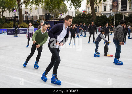 London, Großbritannien. 26. Oktober 2017. Anfänger und Fortgeschrittene Skater die Swarovski Eisbahn in der viktorianischen Gelände des Natural History Museum genießen, eine der beliebtesten Attraktionen von London, im Winter die Eisbahn umfasst 1000 Quadratmeter und ist mit 76.000 Lichterketten in die umliegenden hohen Bäumen eingerichtet. Credit: Mark kerrison/alamy leben Nachrichten Stockfoto