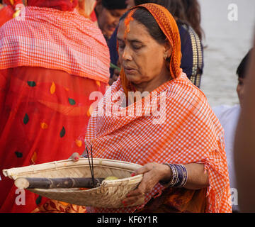 Kuju Fluss, chaibasa, jharkhand, Indien, 26. Oktober 2017, chhath puja Festival 2017. Ein Anhänger ist Gebete (arghya) auf die untergehende Sonne. Stockfoto