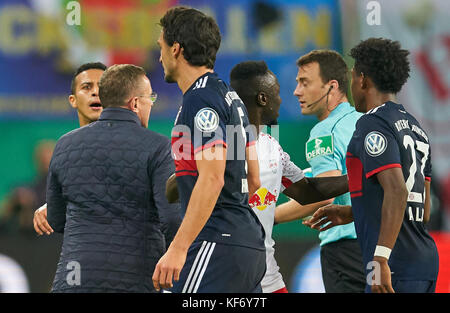 Leipzig, Deutschland. 25. Oktober 2017. DFB-Pokal Fußballspiel, Leipzig, 25. Oktober 2017 Ralf Rangnick, RB Leipzig wütend auf Schiedsrichter Felix Zwayer, Mats HUMMELS, FCB 5 David ALABA, FCB 27 blockieren ihn. RB LEIPZIG - FC BAYERN MÜNCHEN 5-6 nach Elfmeterschießen DFB-Pokal Fußballspiel in Leipzig, 25. Oktober 2017, Saison 2017/2018 Credit: Peter Schatz/Alamy Live News Stockfoto