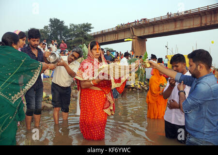 Kuju Fluss, chaibasa, jharkhand, Indien, 26. Oktober 2017, chhath puja Festival 2017. Die Anhänger sind Gebete (arghya) auf die untergehende Sonne. Stockfoto