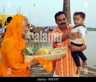 Kuju Fluss, chaibasa, jharkhand, Indien, 26. Oktober 2017, chhath puja Festival 2017. Die Anhänger sind Gebete (arghya) auf die untergehende Sonne. Stockfoto