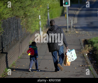 Glasgow, Schottland, Großbritannien, 26. Oktober. Wetter in Großbritannien : sonniges Sommerwetter kehrt in die Stadt zurück und die Bewohner von Drumchapel werfen Schatten . Quelle: gerard Ferry/Alamy Live News Stockfoto