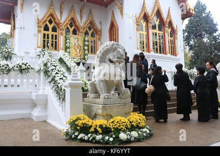 London, Großbritannien. 26 Okt, 2017. Hunderte Trauernde aus der britischen Thai Gemeinschaft in Schwarz gekleidet ihren Respekt im Regen an der buddhapadipa thailändischen buddhistischen Tempel in Wimbledon zu König Bhumibol Adulyadej von Thailand, die vor einem Jahr starb am 24. Oktober 2016, dessen Beerdigung und Krematorien heute in der thailändischen Hauptstadt Bangkok. Credit: Amer ghazzal/alamy leben Nachrichten Stockfoto