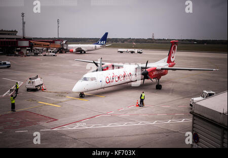 Berlin, Deutschland. Oktober 2017. Ein Flugzeug des Typs Dash 8-Q 400 der insolventen Fluggesellschaft Air Berlin, das am 26. Oktober 2017 auf dem Flughafen Tegel in Berlin abgebildet ist. Quelle: Sophia Kembowski/dpa/Alamy Live News Stockfoto