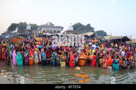 Allahabad, Uttar Pradesh, Indien. Oktober 2017. Allahabad: Hinduistische Anhänger bieten Gebet zur Sonne während Sonnenuntergang anlässlich des Chhath Puja Festivals in Baluaghat in Allahabad am 26-10-2017. Kredit: Prabhat Kumar Verma/ZUMA Wire/Alamy Live News Stockfoto