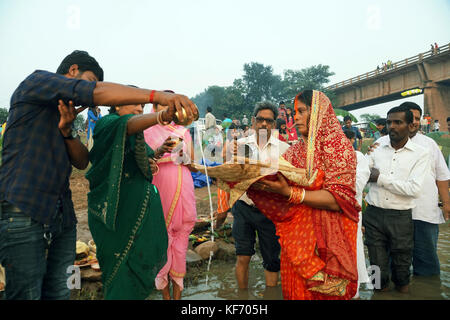 Kuju Fluss, chaibasa, jharkhand, Indien, 26. Oktober 2017, chhath puja Festival 2017. Die Anhänger sind Gebete (arghya) auf die untergehende Sonne. Stockfoto