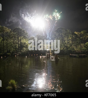 Delray Beach, Florida, USA. 21 Okt, 2017. Der morikami See leuchtet, durch Feuerwerk während der 40. jährlichen Morikami Laternenfest am Morikami Museum in Delray Beach, Fla., am Samstag, den 21. Oktober 2017. Das Festival, das von der japanischen Sommer Obon Festival inspiriert ist, zeichnete fast 5000 die Erinnerung an die Lieben mit Tänze, Spiele und die Beleuchtung der schwimmenden Laternen zu feiern. Quelle: Andres Leiva/der Palm Beach Post/ZUMA Draht/Alamy leben Nachrichten Stockfoto