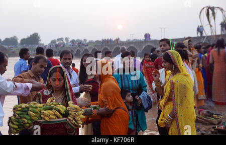 Kuju Fluss, chaibasa, jharkhand, Indien, 26. Oktober 2017, chhath puja Festival 2017. Die Anhänger für die Gebete (arghya) auf die untergehende Sonne. Stockfoto