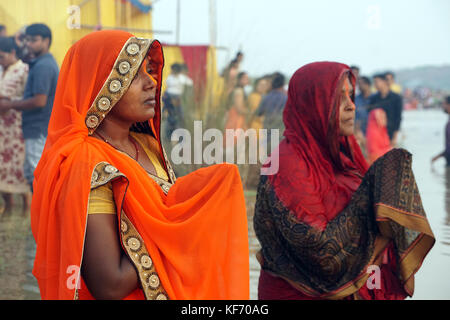 Kuju River, Chaibasa, Jharkhand, Indien, 26. Oktober 2017, Chhath Puja Festival 2017. Die Gläubigen geben Gebete ( Arghya) an die untergehende Sonne. Stockfoto