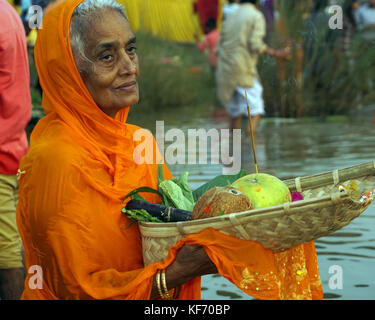 Kuju Fluss, chaibasa, jharkhand, Indien, 26. Oktober 2017, chhath puja Festival 2017. Ein Anhänger ist Gebete (arghya) auf die untergehende Sonne. Stockfoto