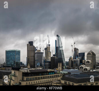 City of London, London, Großbritannien, 26. Oktober 2017. Düstere Wolken über ikonische moderne Gebäude in der Skyline der Finanz- und Versicherungsbranche Stadtteil von London an einem trüben, regnerischen Spätherbst Tag gedämpft, fast monochromen Ansicht zu erstellen. Ikonischen Wahrzeichen gehören Börse Tower, Tower 42 (Nat West Tower), Cheesegrater, Lloyd's Building und 20 Gracechurch Street. Credit: Graham Prentice/Alamy Leben Nachrichten. Stockfoto